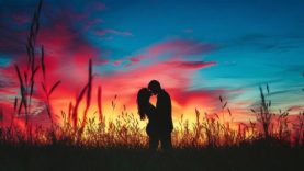 ai-generated-a-couple-s-passionate-kiss-under-a-vibrant-sunset-love-igniting-in-the-twilight-free-photo-565×318